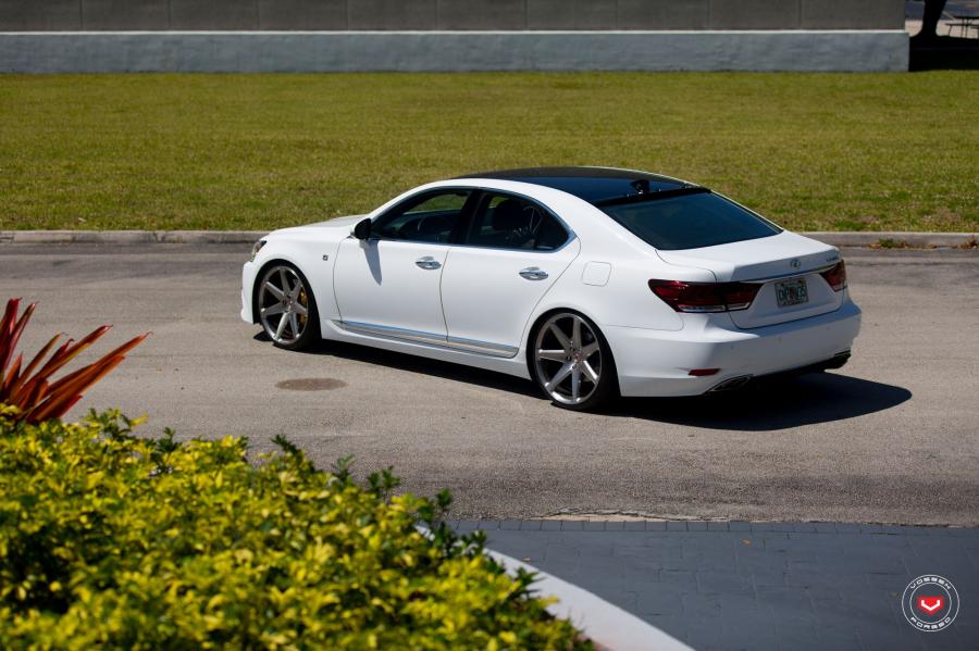  Lexus LS460 on Vossen Wheels (CG-207) 2017 года  (фото 26 из 35)